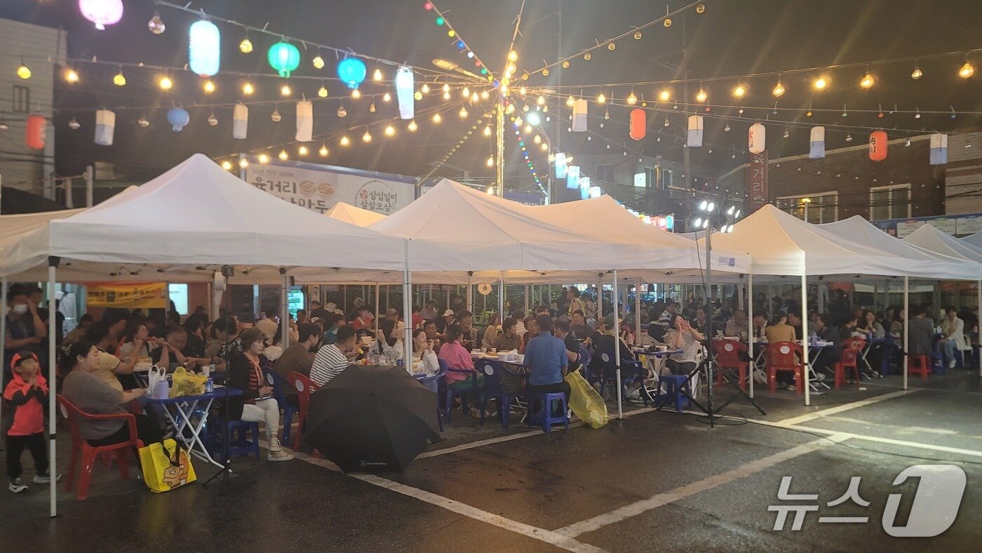 본문 이미지 - 지난 19일 상설 운영 첫 날인 &#39;청주육거리 야시장&#39;의 메인 시식존에 시민들이 모두 차있다.2025.9.19./뉴스1 임양규 기자
