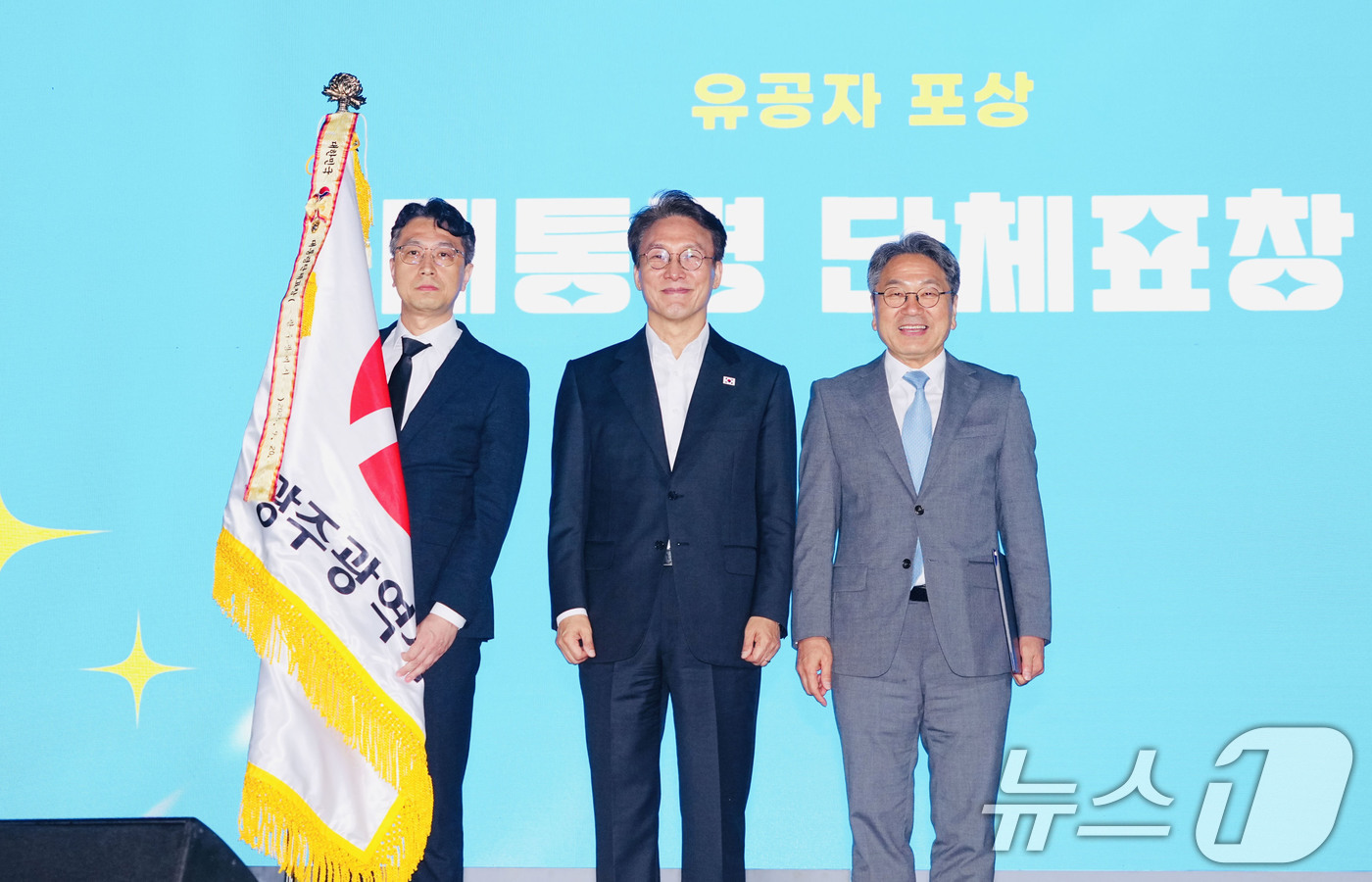 (광주=뉴스1) 박준배 기자 = 광주시가 17개 시도 중 유일하게 청년정책 우수기관으로 선정된 가운데 강기정 광주시장이 20일 오후 서울 청와대 녹지원에서 열린 '2025 청년의 …