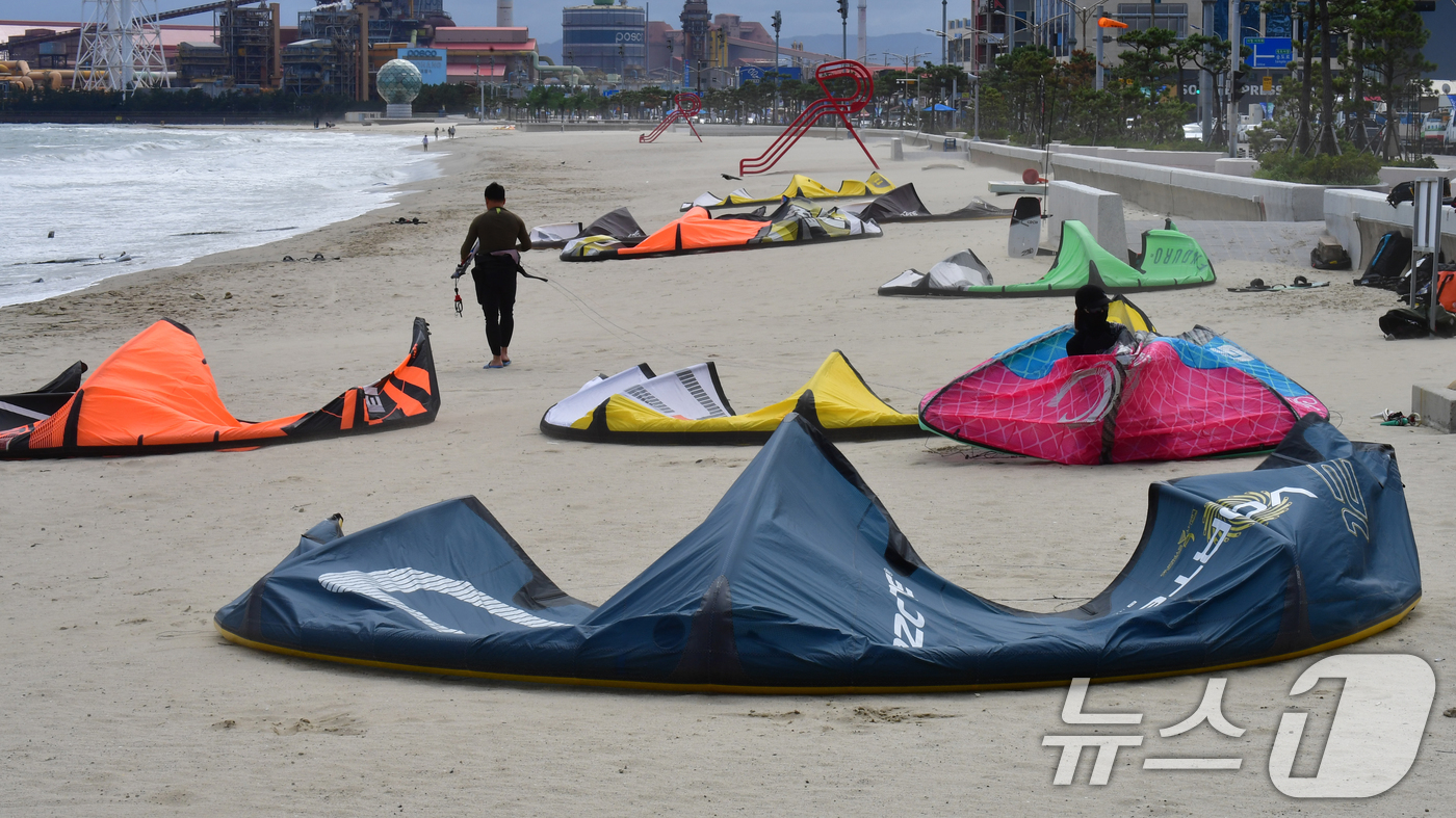 (포항=뉴스1) 최창호 기자 = 21일 경북 포항시 송도해수욕장에서 카이트보드 회원들이 가을 파도를 티기 위해 준비하고 있다. 2025.9.21/뉴스1