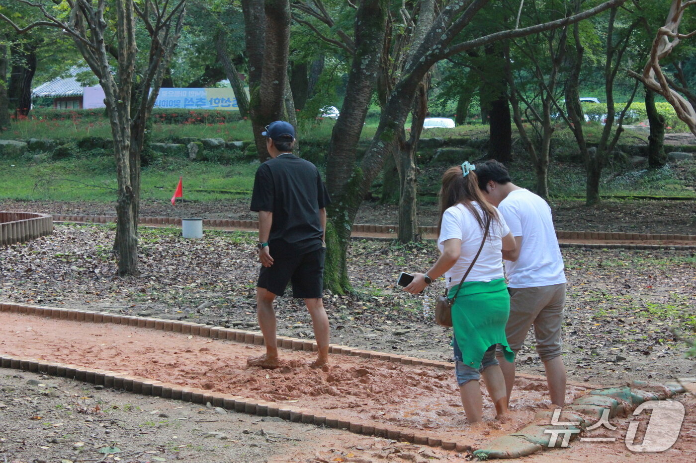 본문 이미지 - 21일 오후 1시께 전북 김제시 모악산 도립공원 일대에 나들이객들이 맨발 황톳길을 걷고 있다. 2025.9.21/뉴스1 신준수 기자