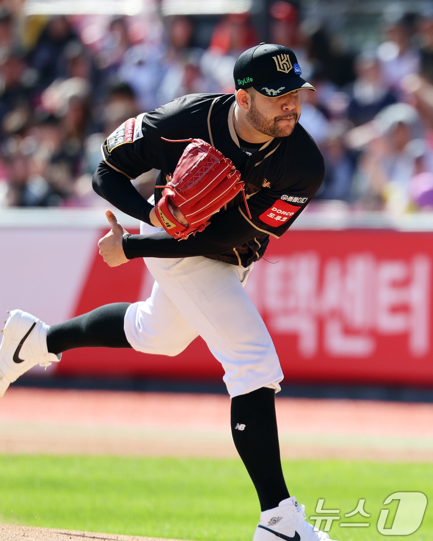 본문 이미지 - 21일 오후 경기 수원시 장안구 KT위즈파크에서 열린 &#39;2025 신한 SOL 뱅크 KBO리그&#39; 삼성 라이온즈와 KT 위즈의 경기, 1회초 KT 선발투수 헤이수스가 역투하고 있다. 2025.9.21/뉴스1 ⓒ News1 오대일 기자