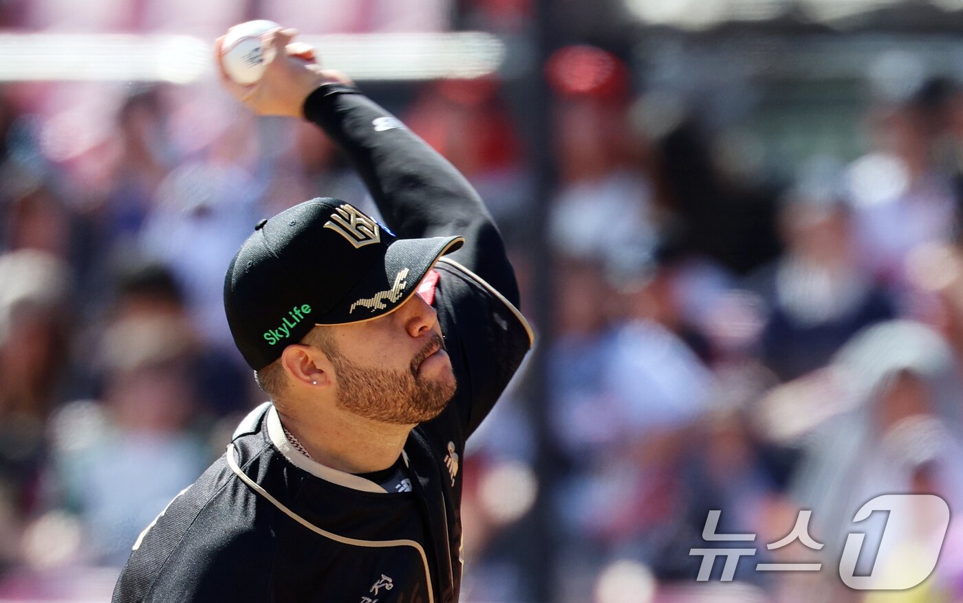 본문 이미지 - 21일 오후 경기 수원시 장안구 KT위즈파크에서 열린 &#39;2025 신한 SOL 뱅크 KBO리그&#39; 삼성 라이온즈와 KT 위즈의 경기, 1회초 KT 선발투수 헤이수스가 역투하고 있다. 2025.9.21/뉴스1 ⓒ News1 오대일 기자