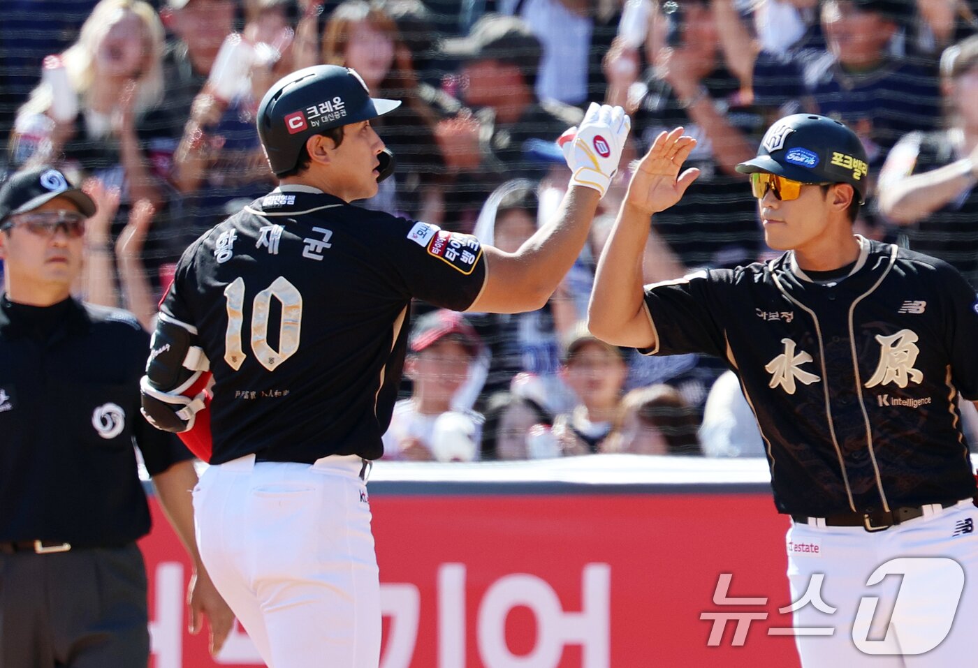 본문 이미지 - 21일 오후 경기 수원시 장안구 KT위즈파크에서 열린 &#39;2025 신한 SOL 뱅크 KBO리그&#39; 삼성 라이온즈와 KT 위즈의 경기, 1회말 KT 공격 2사 만루 상황에서 황재균이 2타점 적시타를 때린 후 기뻐하고 있다. 2025.9.21/뉴스1 ⓒ News1 오대일 기자