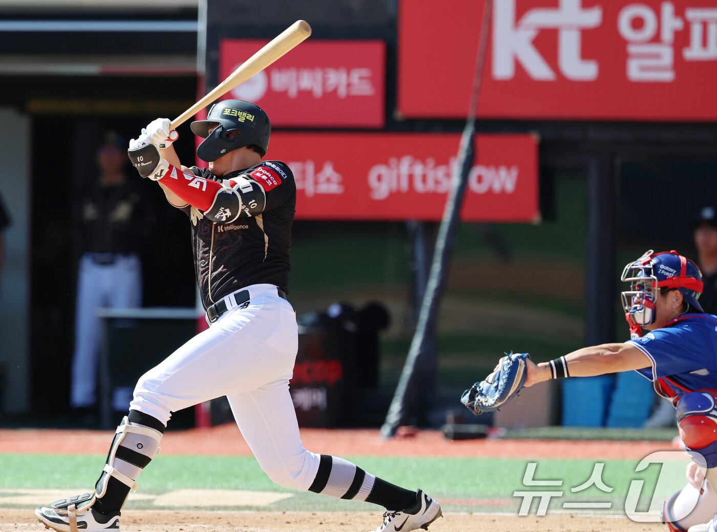 본문 이미지 - 21일 오후 경기 수원시 장안구 KT위즈파크에서 열린 &#39;2025 신한 SOL 뱅크 KBO리그&#39; 삼성 라이온즈와 KT 위즈의 경기, 1회말 KT 공격 2사 만루 상황에서 황재균이 2타점 적시타를 때리고 있다. 2025.9.21/뉴스1 ⓒ News1 오대일 기자
