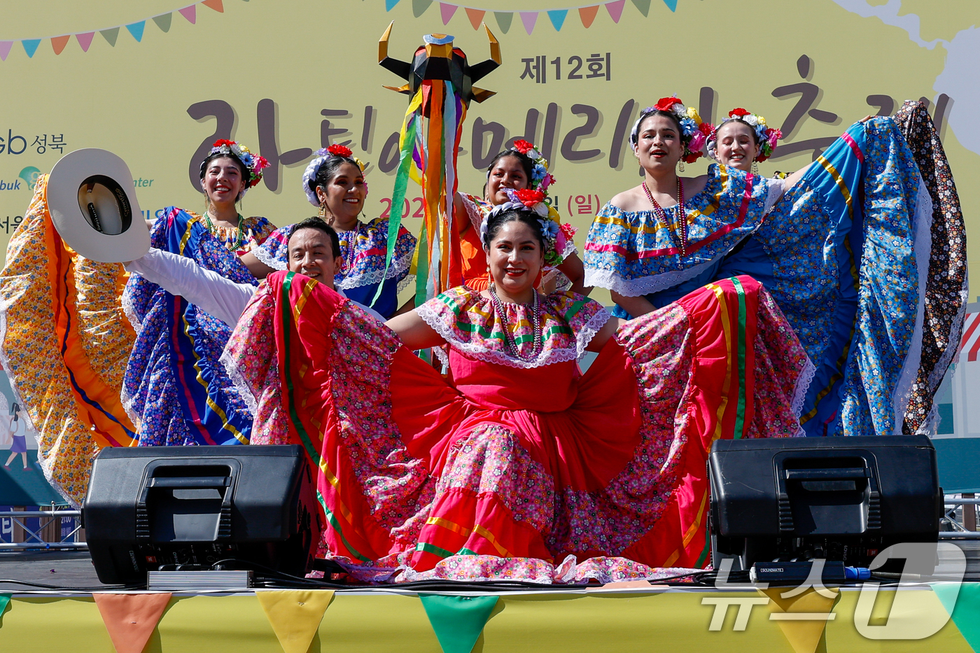 (서울=뉴스1) 안은나 기자 = 멕시코 포크댄스그룹 재한멕시코인협회 아므렉(AMREC)이 21일 서울 성북구청 바람마당에서 열린 제12회 라틴아메리카 축제에서 멕시코 민속춤 미초아 …