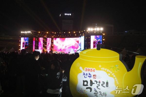 본문 이미지 - 지난 2024년 처음 개최된 전주막걸리축제 모습.&#40;전주시 제공, 재판매 및 DB 금지&#41;/뉴스1