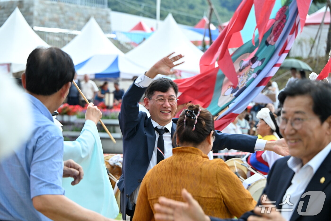 본문 이미지 - 제19회 장수 한우랑 사과랑 축제&#39;가 성황리에 열리는 가운데 최훈식 군수가 깃절놀이에 참여하고 있다.&#40;장수군 제공. 재판매 및 DB금지&#41;2025.9.21/뉴스1