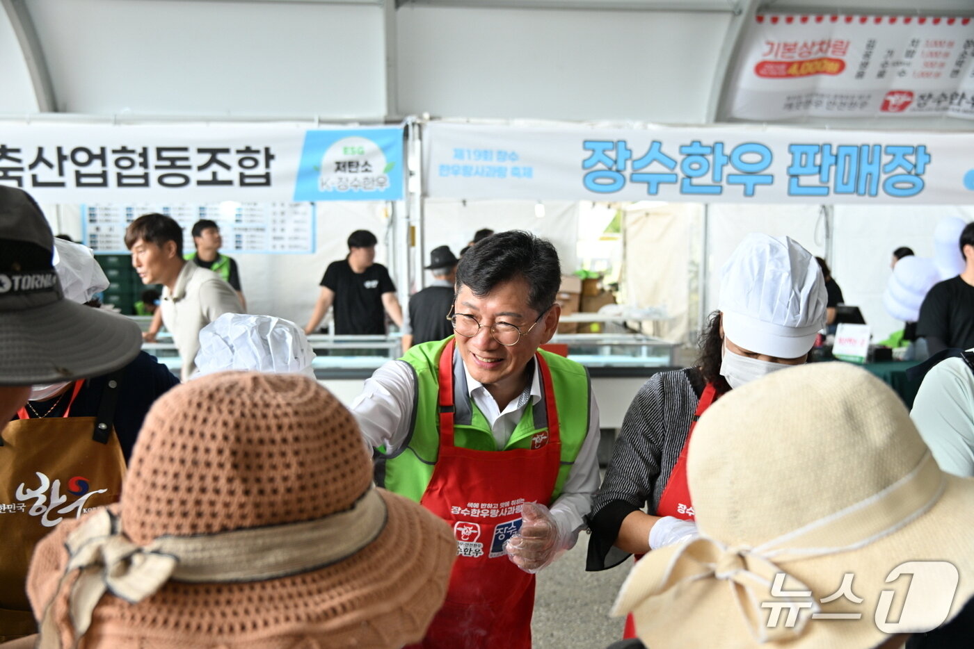 본문 이미지 - 제19회 장수 한우랑 사과랑 축제&#39;가 성황리에 열리는 가운데  최훈식 장수군수가 한우시식행사에 참여한 방문객들에게 음식을 나눠주고 있다. &#40;장수군 제공. 재판매 및 DB금지&#41;2025.9.21/뉴스1