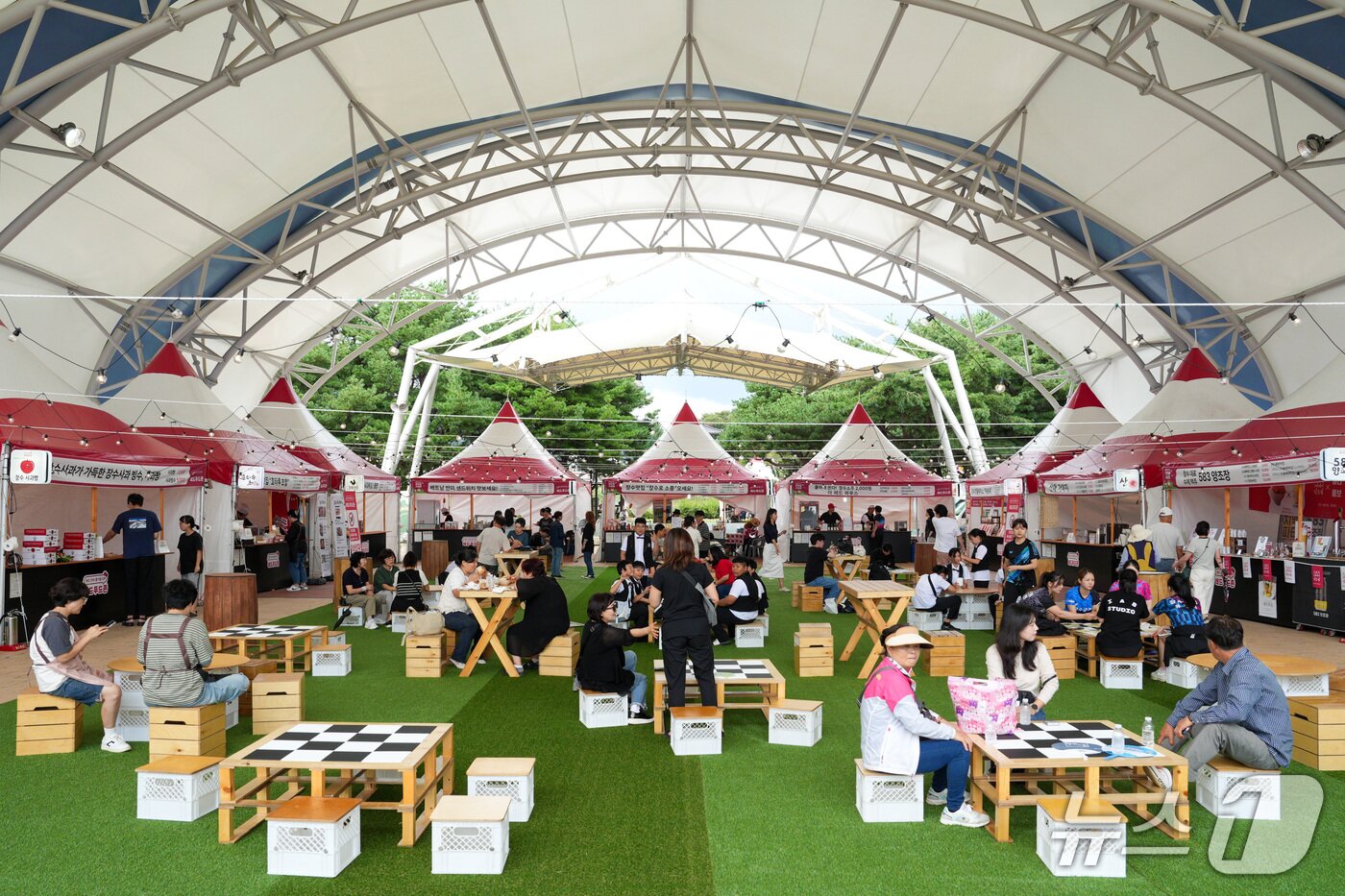 본문 이미지 - 제19회 장수 한우랑 사과랑 축제&#39;를 찾은 방문객들 모습 .&#40;장수군 제공. 재판매 및 DB금지&#41;2025.9.21/뉴스1