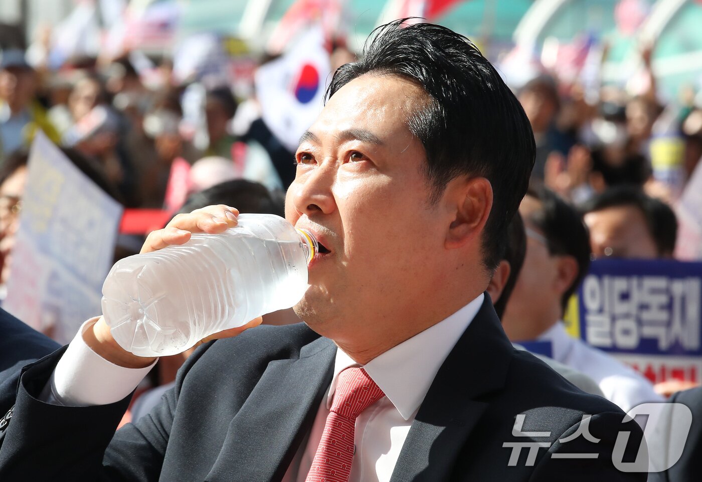 본문 이미지 - 장동혁 국민의힘 대표가 21일 오후 대구 동구 동대구역 광장에서 열린 야당탄압·독재정치 국민 규탄대회에 참석해 행사 도중 물을 마시고 있다. 2025.9.21/뉴스1 ⓒ News1 공정식 기자