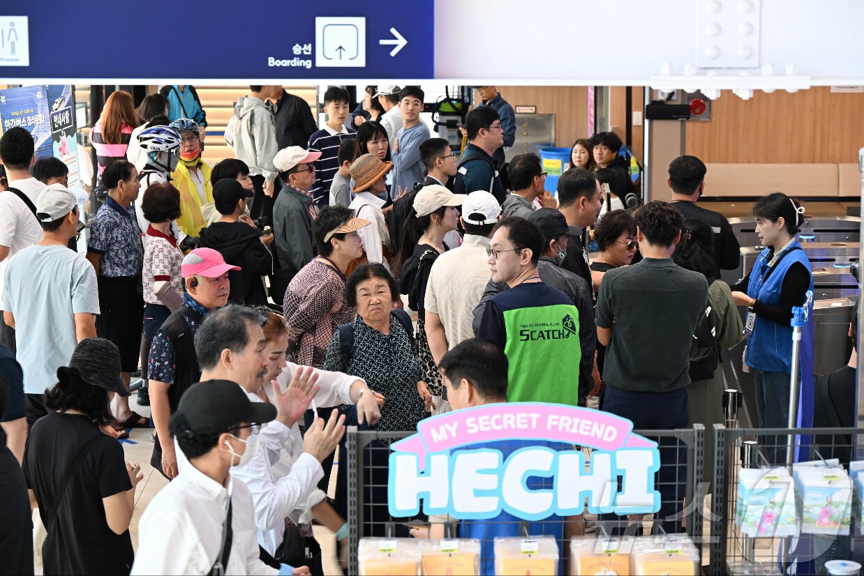 본문 이미지 - 한강버스가 운항을 재개한 21일 서울 잠실 한강버스 선착장을 찾은 시민들이 승선을 기다리고 있다. (서울시 제공. 재판매 및 DB금지) 2025.9.21 ⓒ 뉴스1