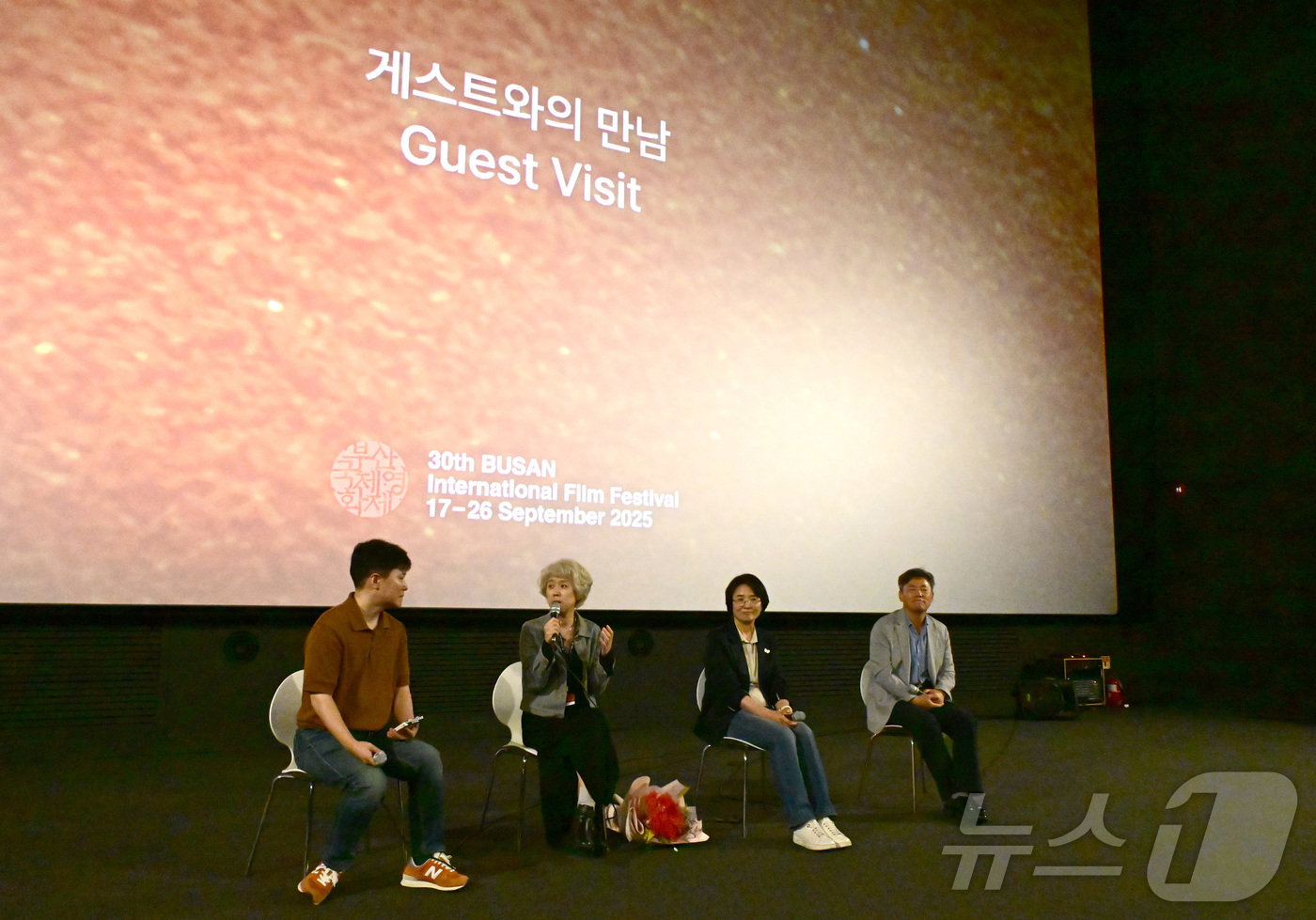 (서울=뉴스1) = 제30회 부산국제영화제에 와이드 앵글 다큐멘터리 쇼케이스 부문에 초청된 “빨간나라를 보았니”의 홍영아감독이 관객과의 대화에서 답변하고 있다. (사려니필름 제공. …