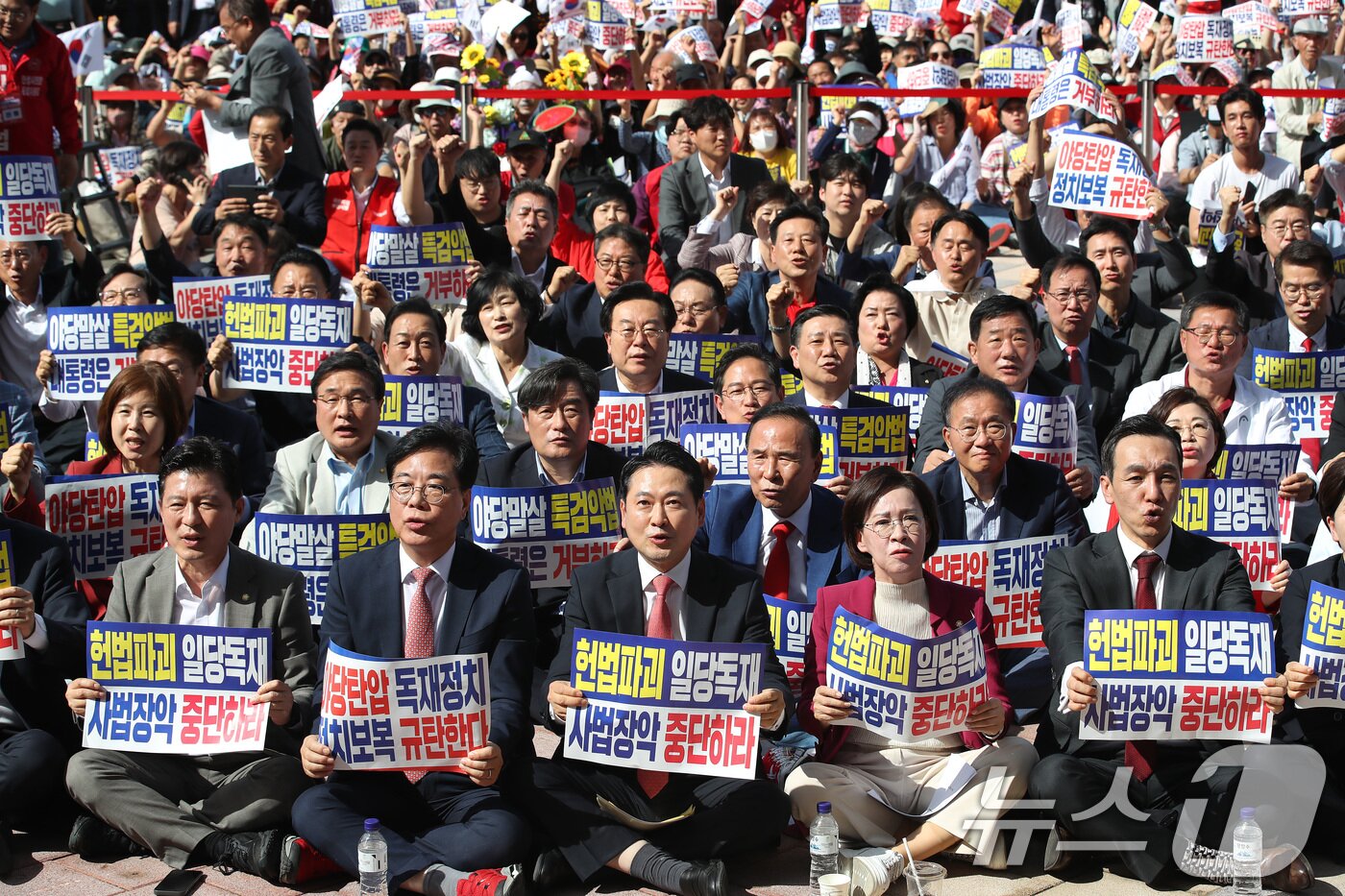 본문 이미지 - 장동혁 대표와 송언석 원내대표를 비롯한 국민의힘 관계자들이 21일 오후 대구 동구 동대구역 광장에서 열린 야당탄압·독재정치 국민 규탄대회에 참석해 구호를 외치고 있다. 2025.9.21/뉴스1 ⓒ News1 공정식 기자