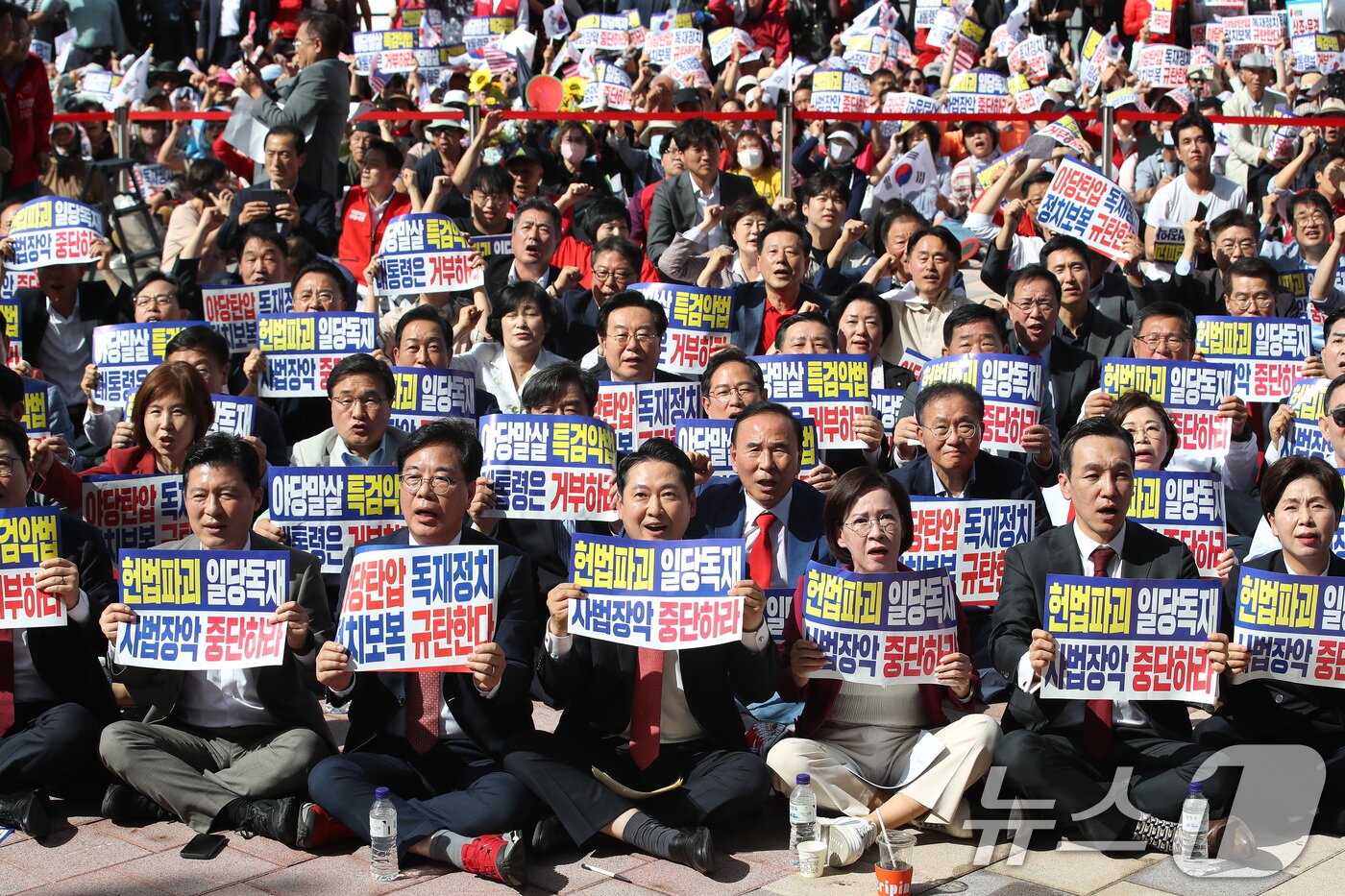 본문 이미지 - 장동혁 대표와 송언석 원내대표를 비롯한 국민의힘 관계자들이 21일 오후 대구 동구 동대구역 광장에서 열린 야당탄압·독재정치 국민 규탄대회에 참석해 구호를 외치고 있다. 2025.9.21/뉴스1 ⓒ News1 공정식 기자
