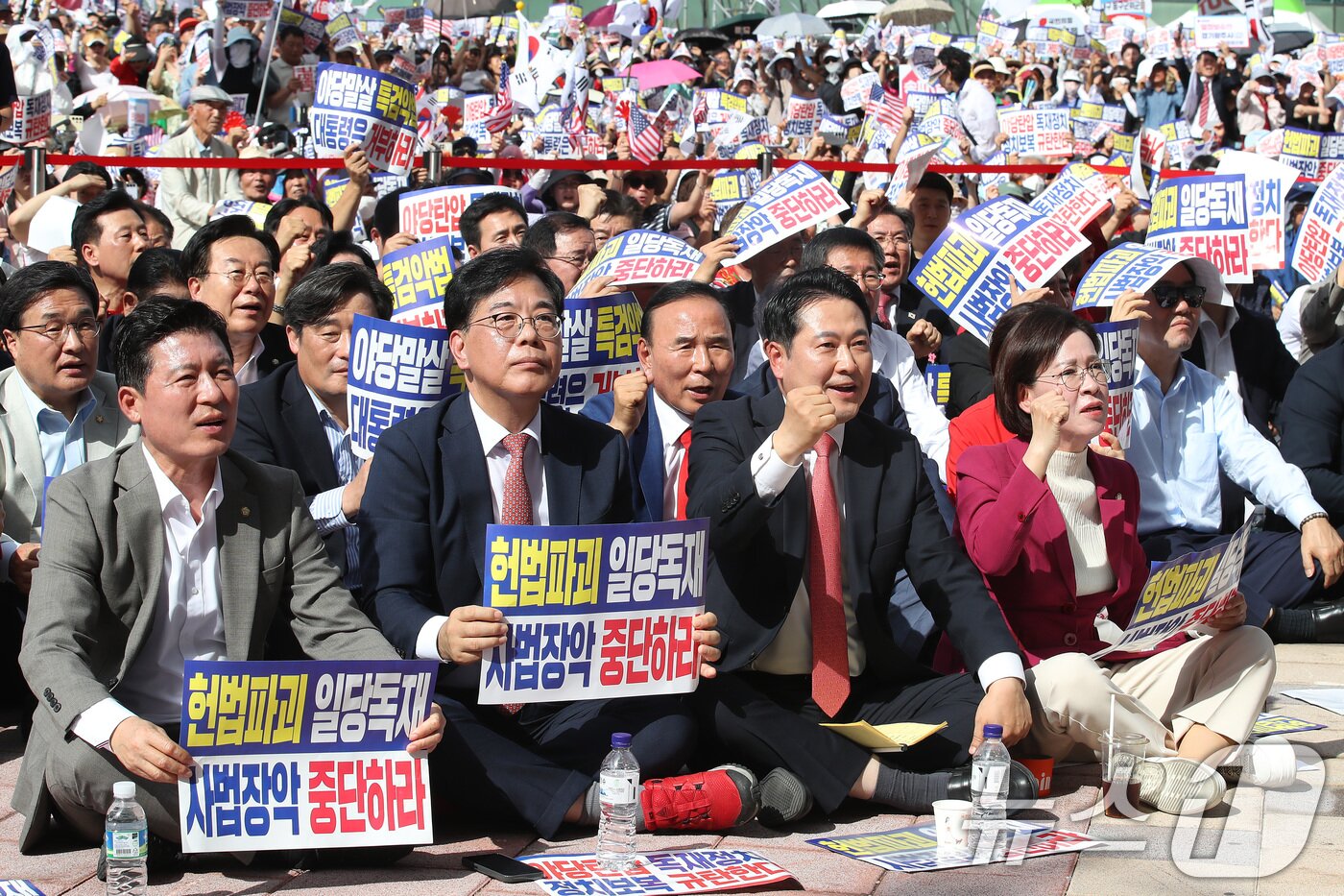 본문 이미지 - 장동혁 대표와 송언석 원내대표를 비롯한 국민의힘 관계자들이 21일 오후 대구 동구 동대구역 광장에서 열린 야당탄압·독재정치 국민 규탄대회에 참석해 구호를 외치고 있다. 2025.9.21/뉴스1 ⓒ News1 공정식 기자