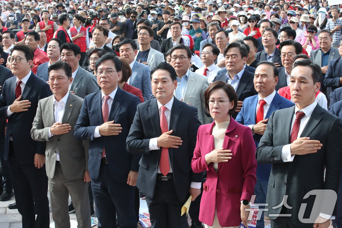 본문 이미지 - 장동혁 대표와 송언석 원내대표를 비롯한 국민의힘 관계자들이 21일 오후 대구 동구 동대구역 광장에서 열린 야당탄압·독재정치 국민 규탄대회에 참석해 국민의례를 하고 있다. 2025.9.21/뉴스1 ⓒ News1 공정식 기자
