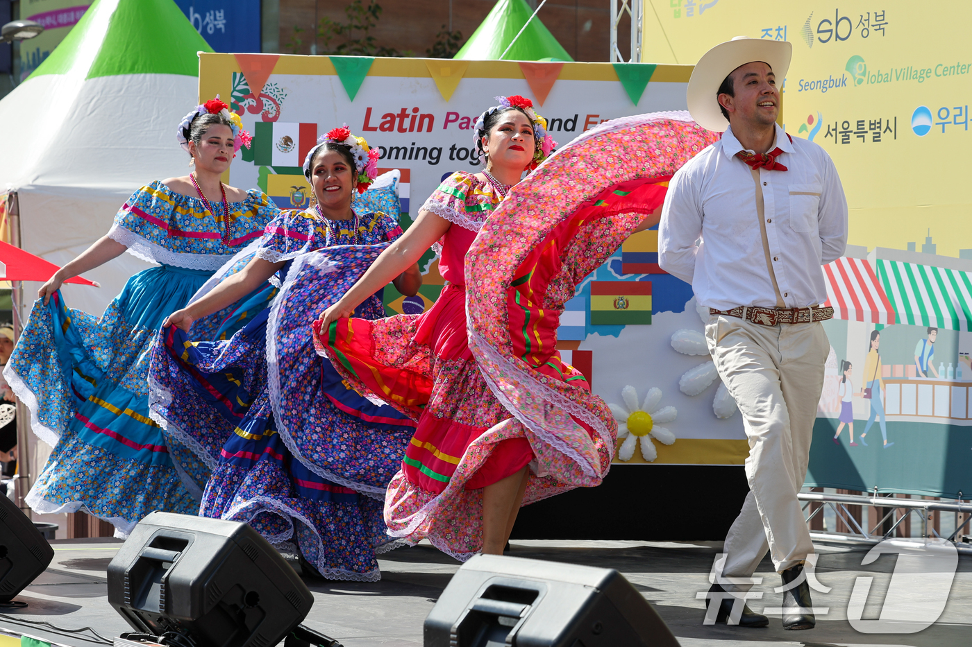 (서울=뉴스1) 안은나 기자 = 멕시코 포크댄스그룹 재한멕시코인협회 아므렉(AMREC)이 21일 서울 성북구청 바람마당에서 열린 제12회 라틴아메리카 축제에서 멕시코 민속춤 미초아 …