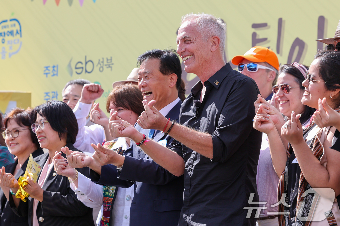 (서울=뉴스1) 안은나 기자 = 이승로 성북구청장과 알레한드로 비에베(Marley alejandro wiebe)가 21일 서울 성북구청 바람마당에서 열린 제12회 라틴아메리카 축제 …