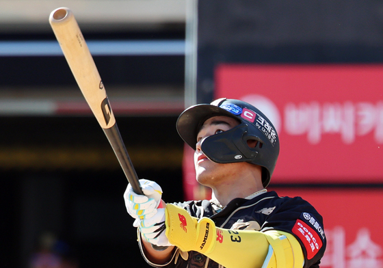 '대표팀 4번 타자' KT 안현민, 시범경기 첫 타석부터 장외 홈런포