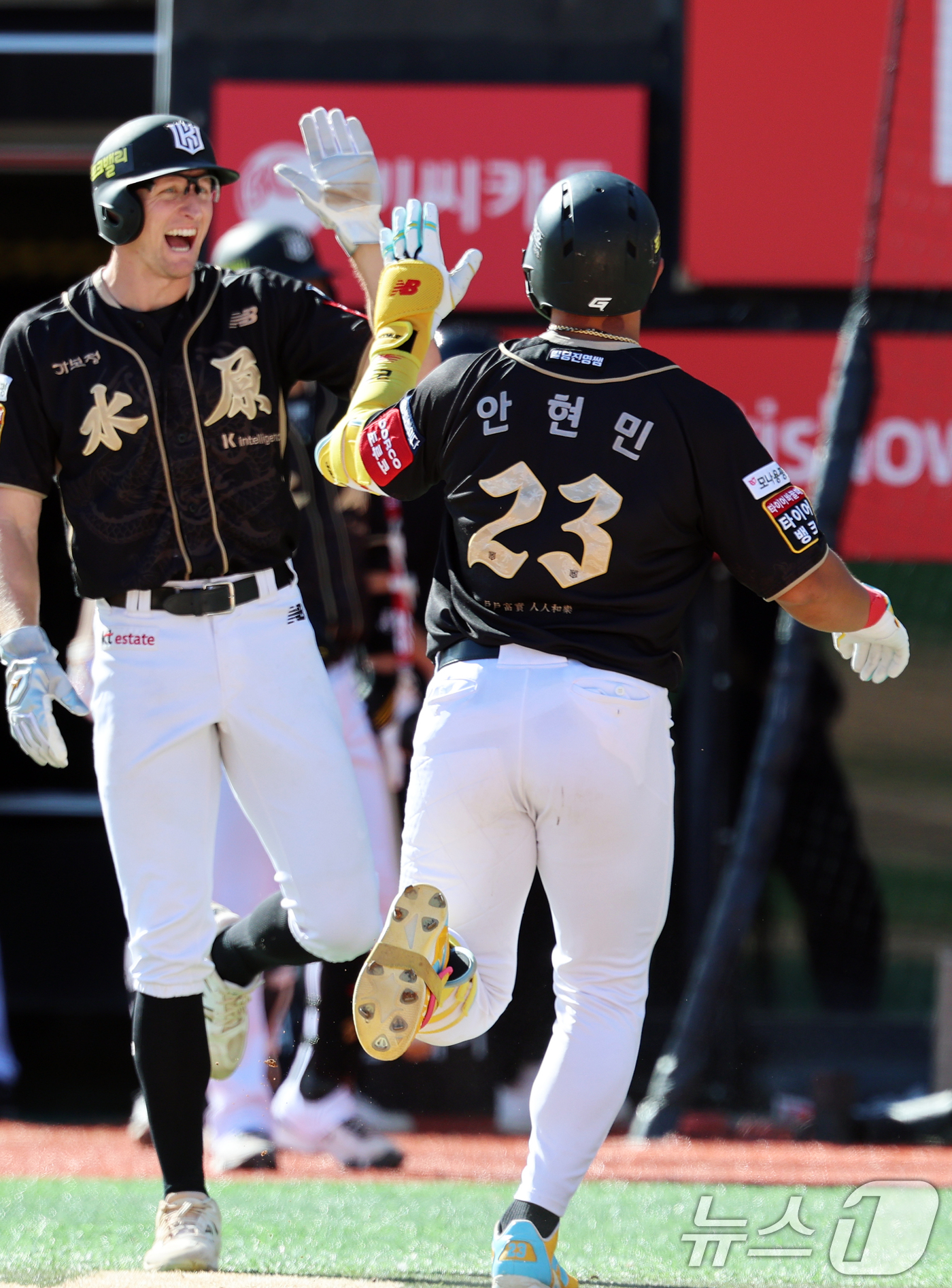 (수원=뉴스1) 오대일 기자 = 21일 오후 경기 수원시 장안구 KT위즈파크에서 열린 '2025 신한 SOL 뱅크 KBO리그' 삼성 라이온즈와 KT 위즈의 경기, 2-0으로 앞선 …