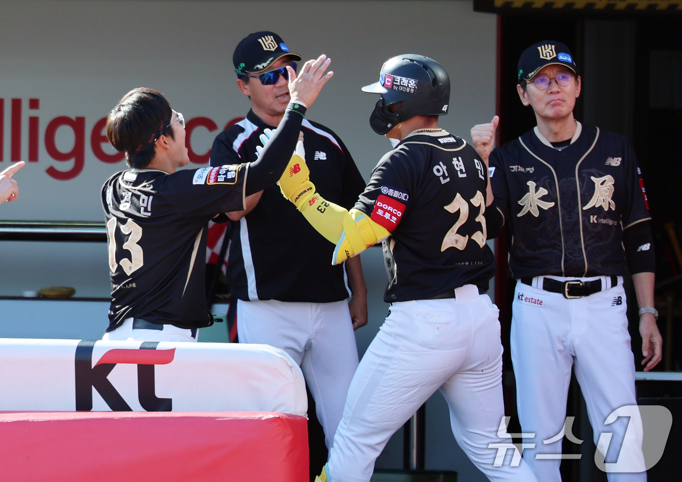 (수원=뉴스1) 오대일 기자 = 21일 오후 경기 수원시 장안구 KT위즈파크에서 열린 '2025 신한 SOL 뱅크 KBO리그' 삼성 라이온즈와 KT 위즈의 경기, 2-0으로 앞선 …