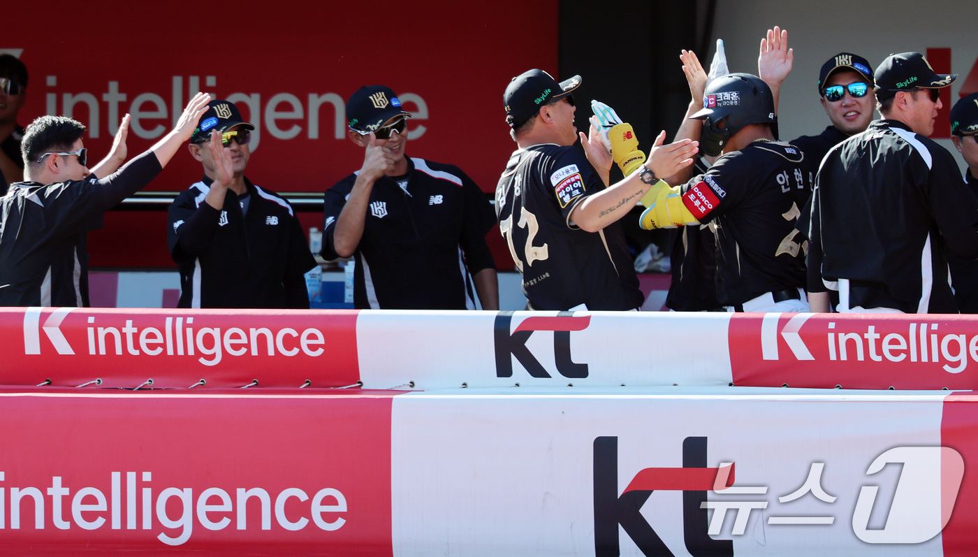 (수원=뉴스1) 오대일 기자 = 21일 오후 경기 수원시 장안구 KT위즈파크에서 열린 '2025 신한 SOL 뱅크 KBO리그' 삼성 라이온즈와 KT 위즈의 경기, 2-0으로 앞선 …