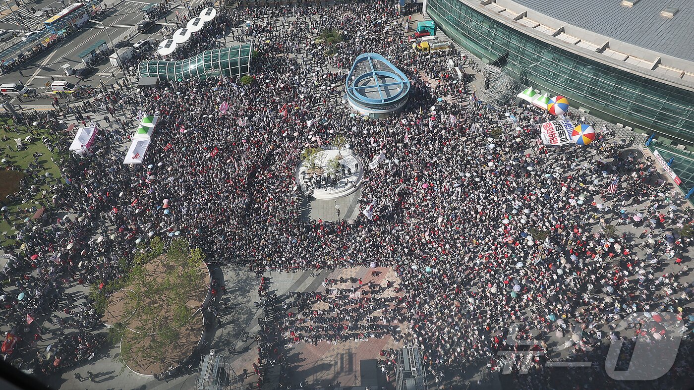 본문 이미지 - 21일 오후 대구 동구 동대구역 광장에서 장동혁 국민의힘 대표를 비롯한 지도부가 참석한 가운데 야당탄압·독재정치 국민 규탄대회가 열리고 있다. 2025.9.21/뉴스1 ⓒ News1 공정식 기자