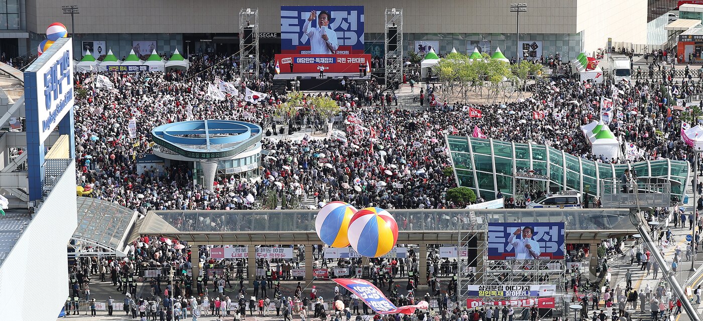 본문 이미지 - 21일 오후 대구 동구 동대구역 광장에서 장동혁 국민의힘 대표를 비롯한 지도부가 참석한 가운데 야당탄압·독재정치 국민 규탄대회가 열리고 있다. 2025.9.21/뉴스1 ⓒ News1 공정식 기자