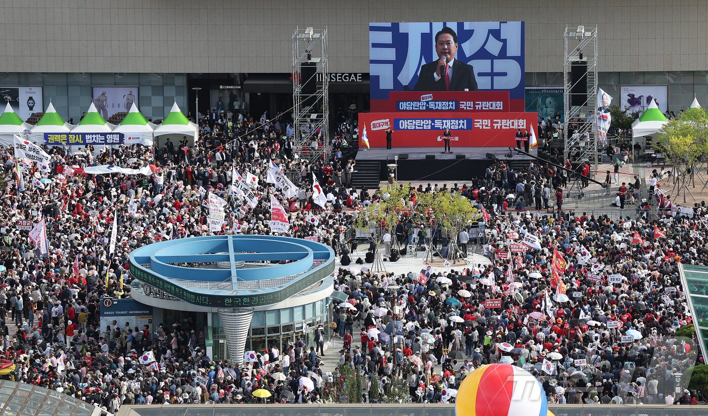 본문 이미지 - 21일 오후 대구 동구 동대구역 광장에서 장동혁 국민의힘 대표를 비롯한 지도부가 참석한 가운데 야당탄압·독재정치 국민 규탄대회가 열리고 있다. 2025.9.21/뉴스1 ⓒ News1 공정식 기자