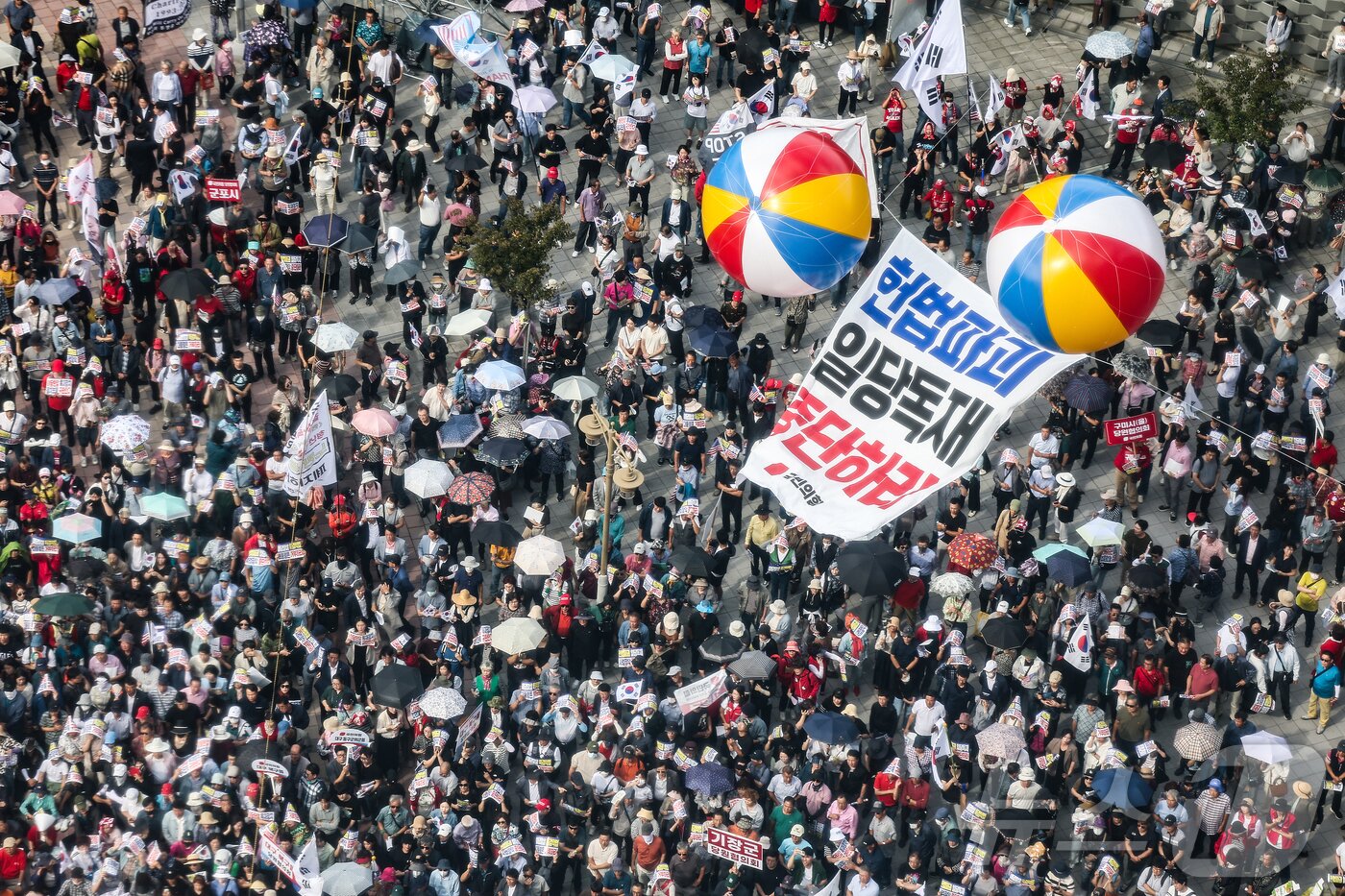 본문 이미지 - 21일 오후 대구 동구 동대구역 광장에서 장동혁 국민의힘 대표를 비롯한 지도부가 참석한 가운데 야당탄압·독재정치 국민 규탄대회가 열리고 있다. 2025.9.21/뉴스1 ⓒ News1 공정식 기자