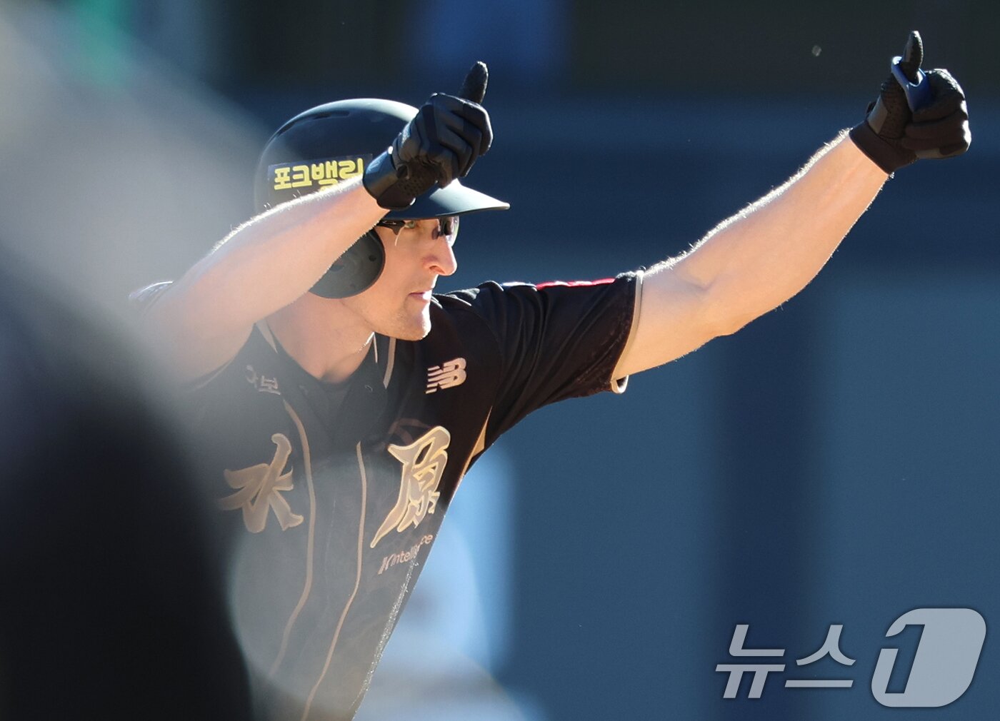 본문 이미지 - 21일 오후 경기 수원시 장안구 KT위즈파크에서 열린 &#39;2025 신한 SOL 뱅크 KBO리그&#39; 삼성 라이온즈와 KT 위즈의 경기, 6회말 KT 공격 1사 3루 상황에서 스티븐슨이 1타점 2루타를 때린 후 기뻐하고 있다. 2025.9.21/뉴스1 ⓒ News1 오대일 기자