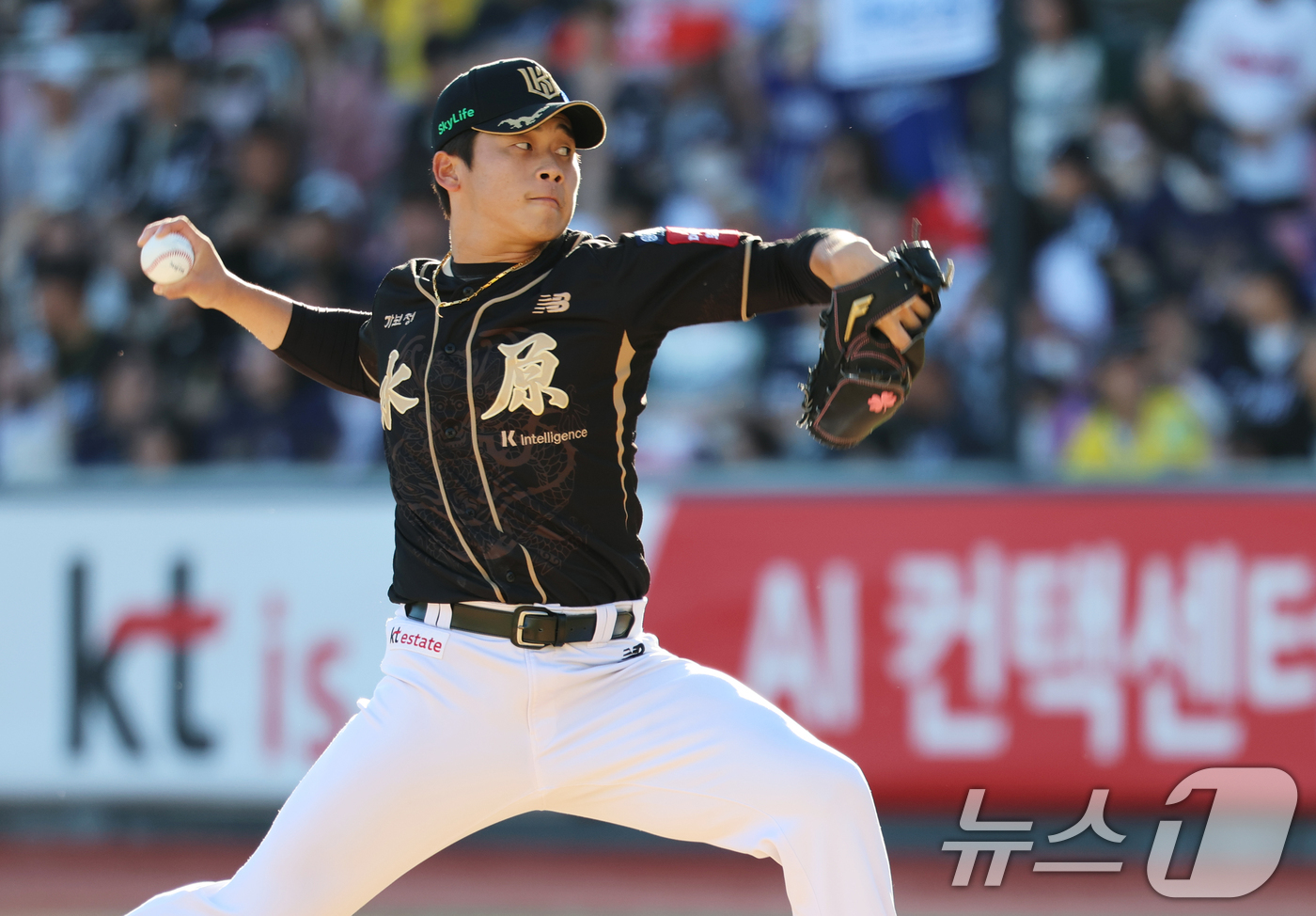 (수원=뉴스1) 오대일 기자 = 21일 오후 경기 수원시 장안구 KT위즈파크에서 열린 '2025 신한 SOL 뱅크 KBO리그' 삼성 라이온즈와 KT 위즈의 경기, 9회초 등판한 K …