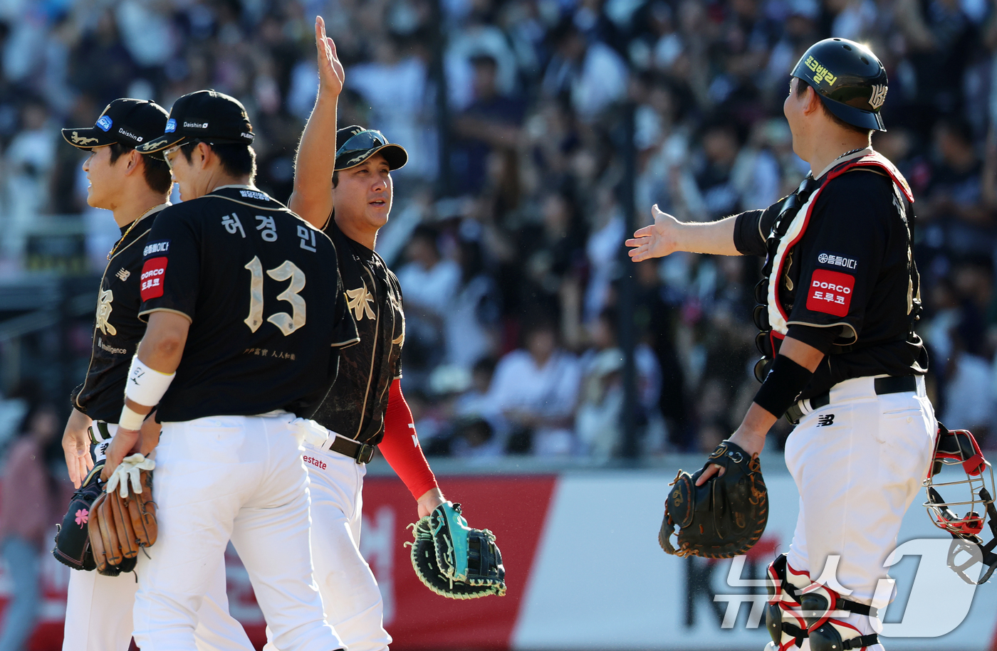 (수원=뉴스1) 오대일 기자 = 21일 오후 경기 수원시 장안구 KT위즈파크에서 열린 '2025 신한 SOL 뱅크 KBO리그' 삼성 라이온즈와 KT 위즈의 경기에서 6-3으로 승리 …