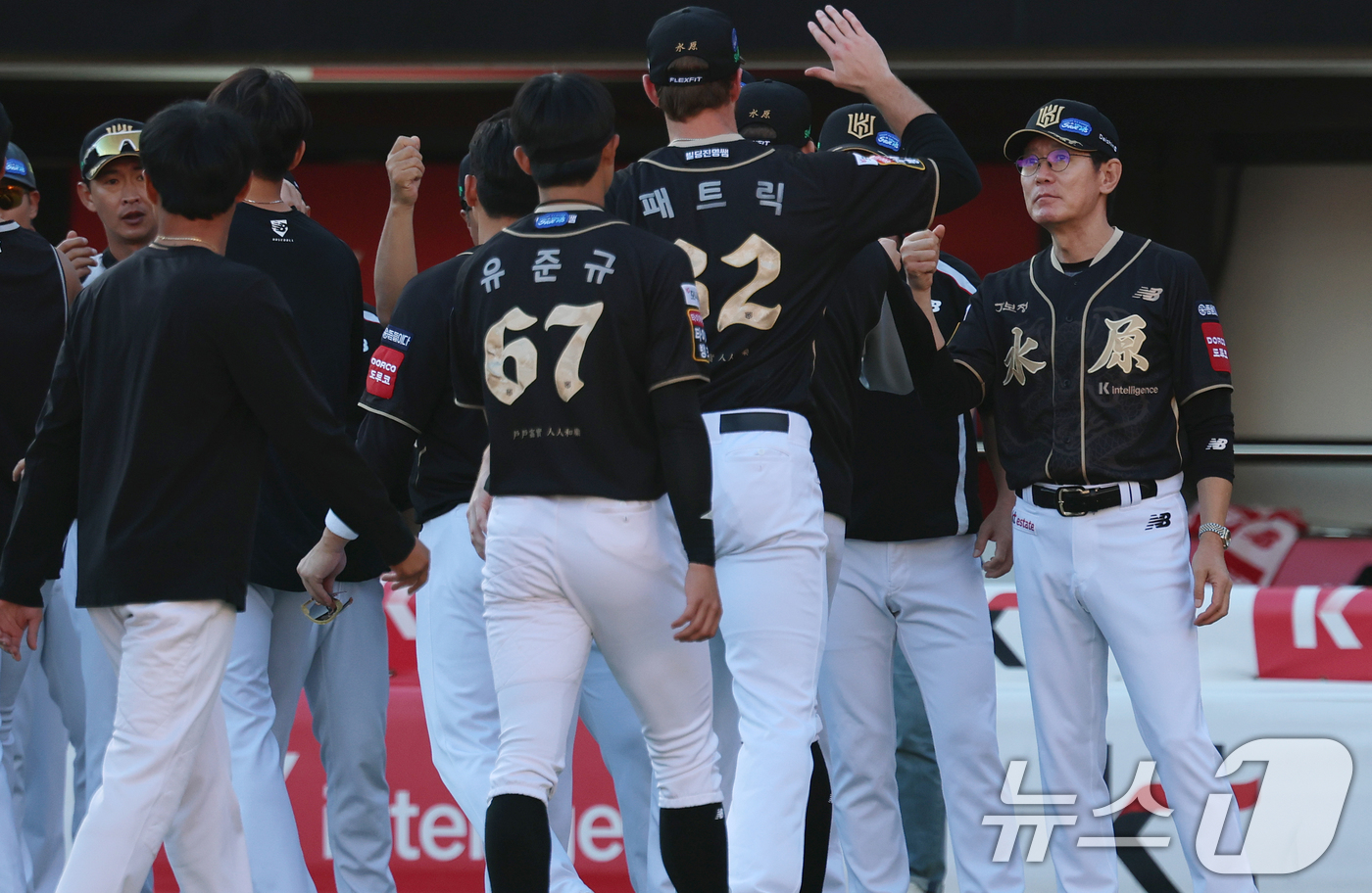 (수원=뉴스1) 오대일 기자 = 21일 오후 경기 수원시 장안구 KT위즈파크에서 열린 '2025 신한 SOL 뱅크 KBO리그' 삼성 라이온즈와 KT 위즈의 경기에서 6-3으로 승리 …