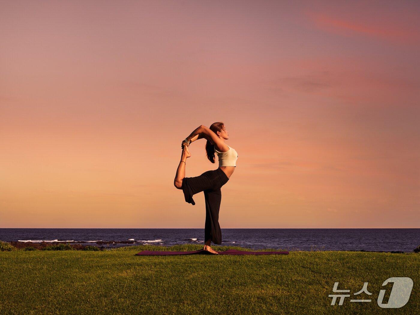 본문 이미지 - 해비치 호텔&리조트 제주의 &#39;선셋 요가&#39;.&#40;제주관광공사 제공, 재판매 및 DB 금지&#41;