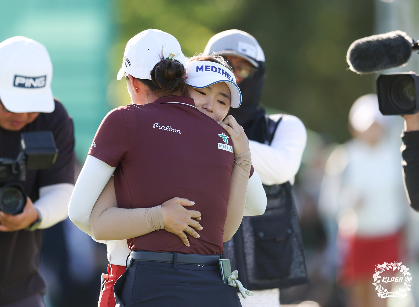 (서울=뉴스1) = 이다연 프로가 21일 인천 청라에 위치한 베어즈베스트 청라GC에서 열린 '하나금융그룹 챔피언십' 파이널 라운드 우승을 차지한 후 이민지 프로와 포옹하고 있다. …