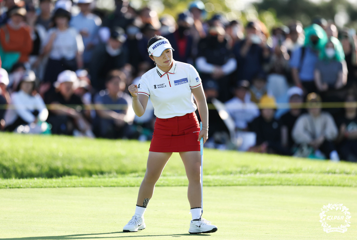 (서울=뉴스1) = 이다연 프로가 21일 인천 청라에 위치한 베어즈베스트 청라GC에서 열린 '하나금융그룹 챔피언십' 파이널 라운드 연장 두 번째 홀에서 주먹을 불끈 쥐며 기뻐하고 …