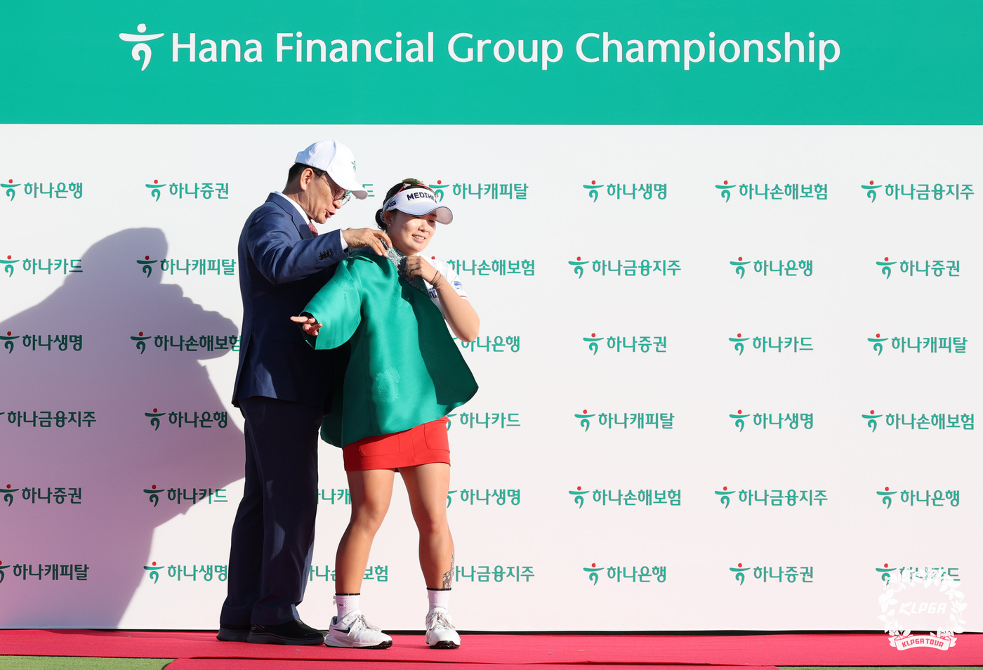 (서울=뉴스1) = 이다연 프로가 21일 인천 청라에 위치한 베어즈베스트 청라GC에서 열린 '하나금융그룹 챔피언십' 파이널 라운드 우승을 차지한 후 우승 재킷을 입고 있다. (KL …