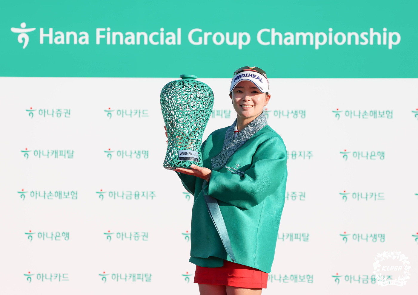 (서울=뉴스1) = 이다연 프로가 21일 인천 청라에 위치한 베어즈베스트 청라GC에서 열린 '하나금융그룹 챔피언십' 파이널 라운드 우승을 차지한 후 우승 트로피를 들고 기념촬영을 …