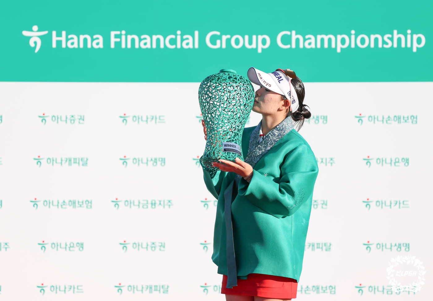 (서울=뉴스1) = 이다연 프로가 21일 인천 청라에 위치한 베어즈베스트 청라GC에서 열린 '하나금융그룹 챔피언십' 파이널 라운드 우승을 차지한 후 우승 트로피를 들고 기념촬영을 …