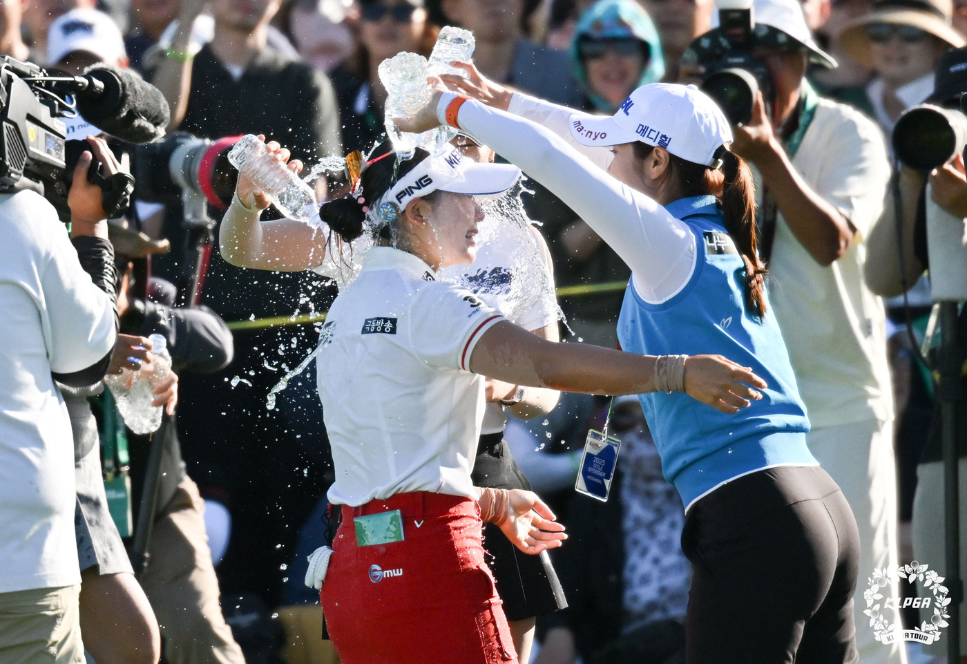 (서울=뉴스1) = 이다연 프로가 21일 인천 청라에 위치한 베어즈베스트 청라GC에서 열린 '하나금융그룹 챔피언십' 파이널 라운드 우승을 차지한 후 물세례를 받고 있다. (KLPG …