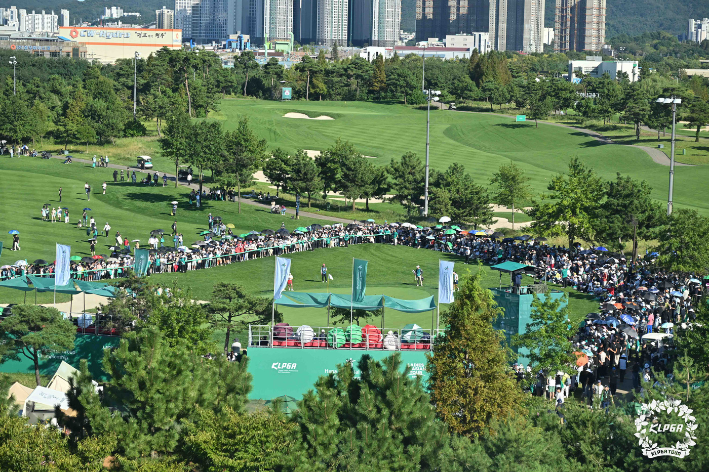 (서울=뉴스1) = 21일 인천 청라에 위치한 베어즈베스트 청라GC에서 열린 '하나금융그룹 챔피언십' 파이널 라운드 수많은 갤러리들이 경기를 지켜보고 있다. (KLPGA 제공. 재 …