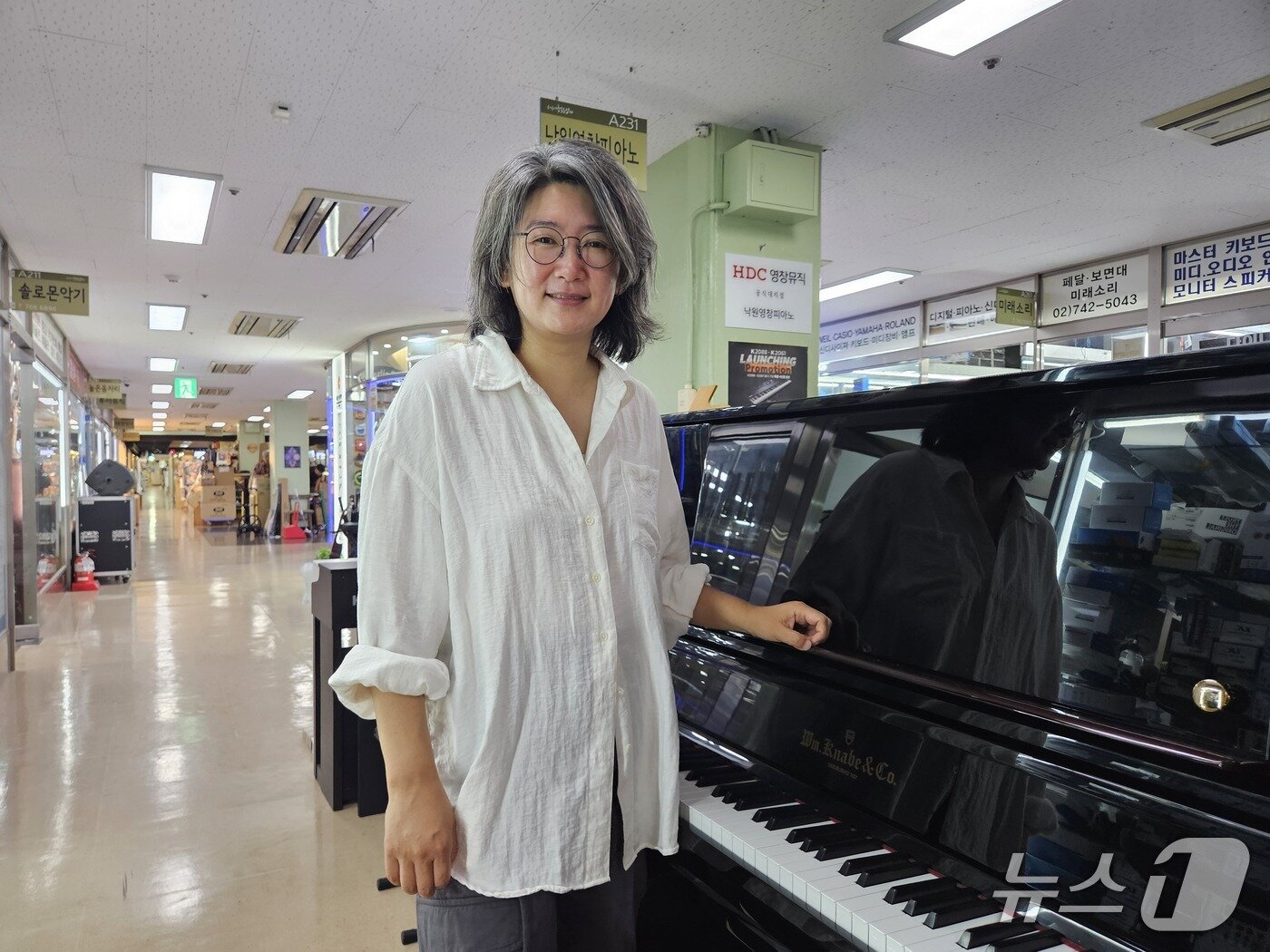 본문 이미지 - '기타쇼 낙원'을 기획한 김지연 전시기획자가 16일 종로구 낙원악기상가에서 뉴스1과의 인터뷰를 진행하고 있다. 2025.9.16/뉴스1 ⓒ News1 유채연 기자