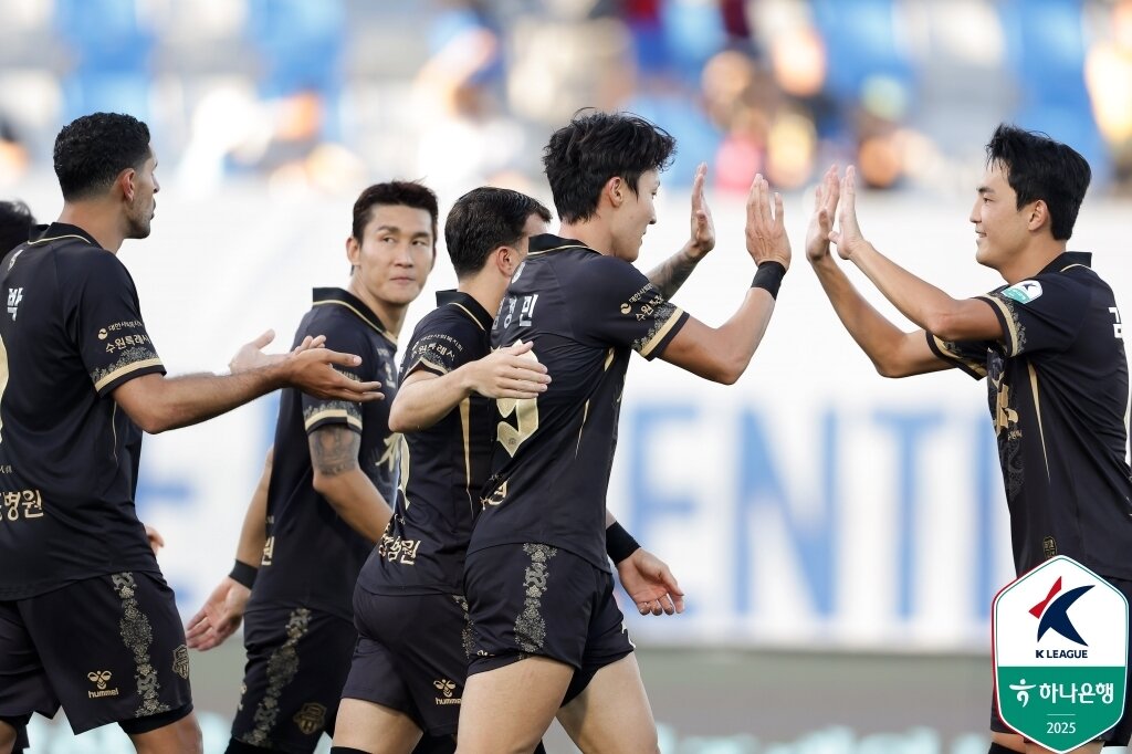 본문 이미지 - 수원FC가 21일 열린 하나은행 K리그1 2025 30라운드 강원FC와 홈 경기에서 1-0으로 이겼다. &#40;한국프로축구연맹 제공&#41;