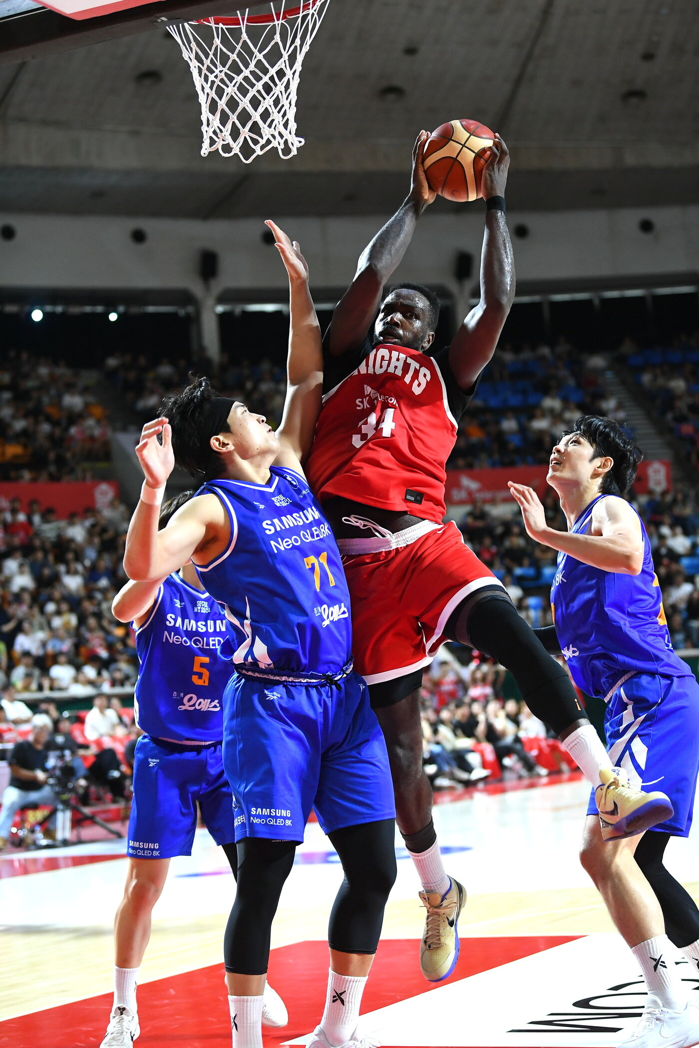 본문 이미지 - 서울 SK 외국인 선수 자밀 워니&#40;가운데&#41;. &#40;KBL 제공&#41;