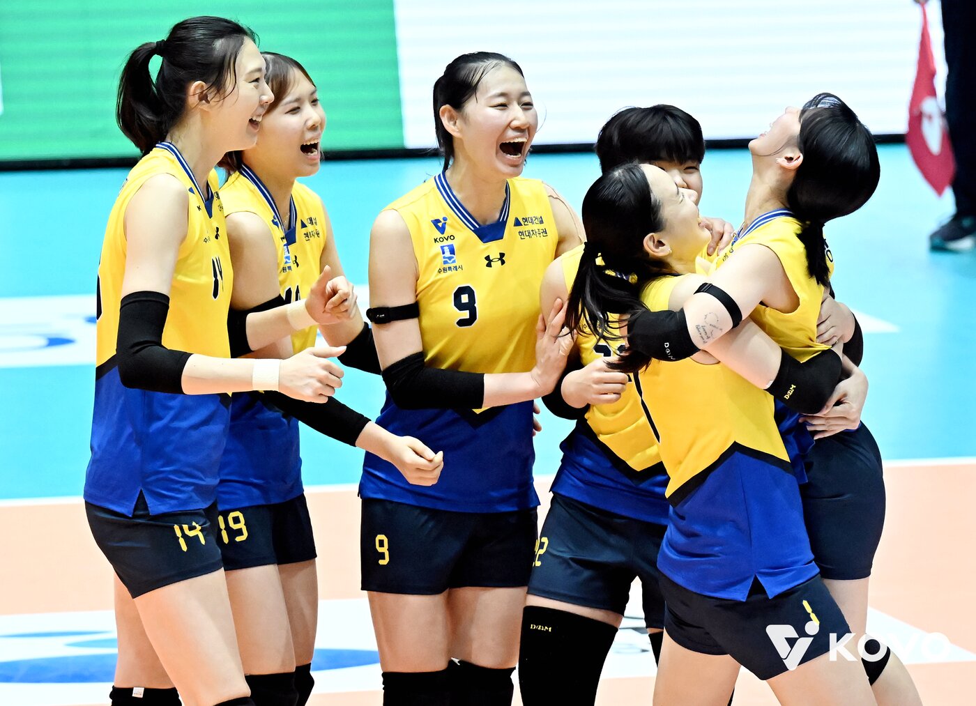 본문 이미지 - KOVO컵 첫 경기에서 흥국생명을 제압한 현대건설. &#40;KOVO 제공&#41;