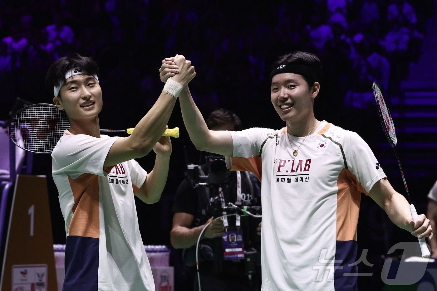 본문 이미지 - 2025 세계배드민턴연맹(BWF) 월드투어 슈퍼 750 중국 마스터스 남자 복식 우승을 차지한 김원호(왼쪽)와 서승재. ⓒ AFP=뉴스1