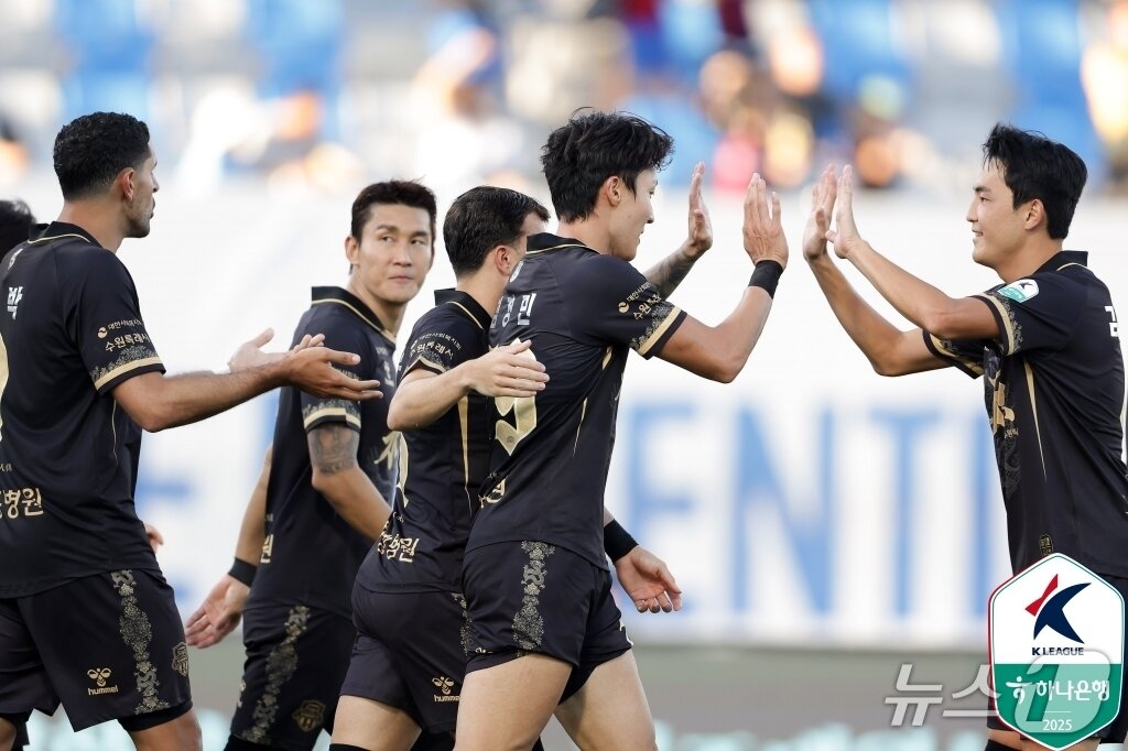 본문 이미지 - 수원FC가 21일 열린 하나은행 K리그1 2025 30라운드 강원FC와 홈 경기에서 1-0으로 이겼다. &#40;한국프로축구연맹 제공&#41;