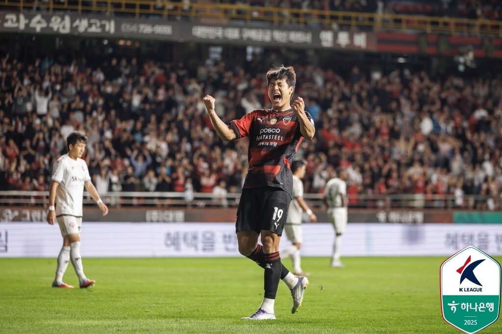 본문 이미지 - 포항 스틸러스 공격수 이호재가 21일 열린 하나은행 K리그1 2025 30라운드 제주SK와 홈 경기에서 후반 10분 결승 골을 터뜨린 뒤 기뻐하고 있다. &#40;한국프로축구연맹 제공&#41;