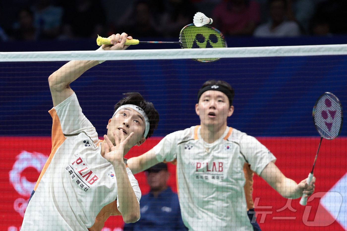 (AFP=뉴스1) 김성진 기자 = 서승재-김원호 조가 19일(현지 시간) 중국 광둥성 선전 아레나에서 열린 '2025 세계배드민턴연맹(BWF) 월드투어 슈퍼 750 중국 마스터스 …